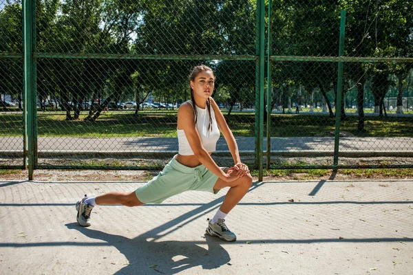 Retrato Corpo Inteiro Uma Jovem Bela Mulher Morena Fitness Girl — Fotografia de Stock