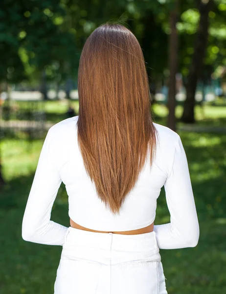 Voltar Visão Traseira Modelo Cabelo Morena Parque Verão Livre — Fotografia de Stock