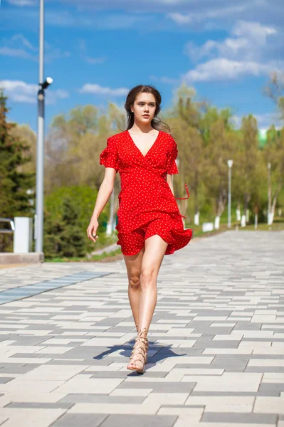 Retrato Corpo Inteiro Uma Jovem Mulher Bonita Vestido Vermelho Andando — Fotografia de Stock