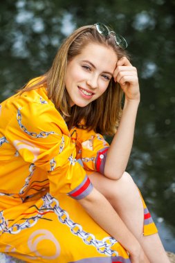 Gölün kenarında poz veren sarışın güzel bir kızın portresi.