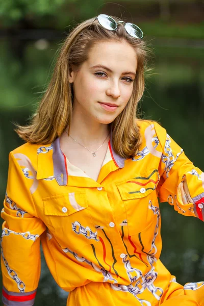 Крупным Планом Портрет Молодой Красивой Блондинки Золотом Платье Позирующей Озера — стоковое фото