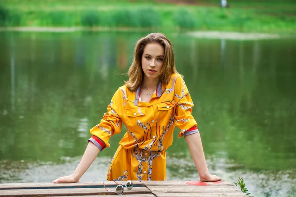 Nahaufnahme Porträt Einer Jungen Schönen Blonden Mädchen Goldenem Kleid Posiert — Stockfoto