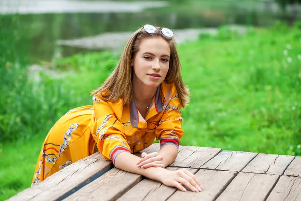 Närbild Porträtt Ung Vacker Blond Flicka Gyllene Klänning Poserar Vid — Stockfoto