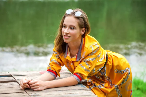 Close Portret Van Een Jong Mooi Blond Meisje Gouden Jurk — Stockfoto