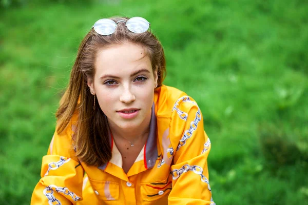 Açık havada yaz mevsiminde genç, sarışın bir kadının portresi.