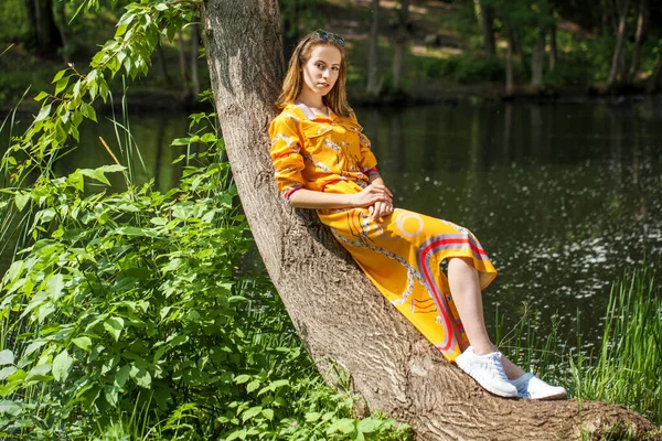 Retrato Corpo Inteiro Uma Jovem Linda Menina Loira Vestido Dourado — Fotografia de Stock