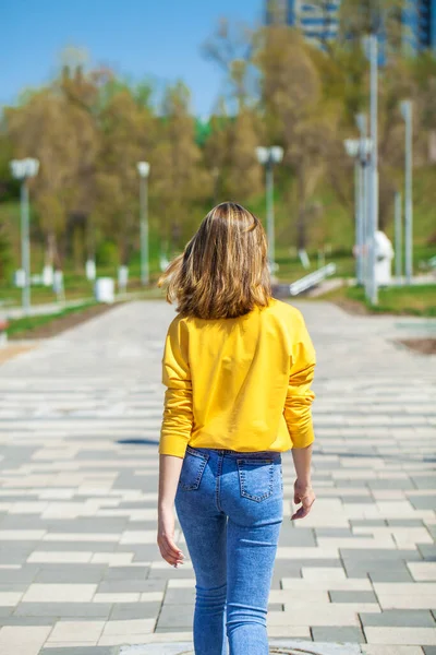 Achteraanzicht Blond Haar Model Blauwe Jeans Zomer Park Outdoor — Stockfoto