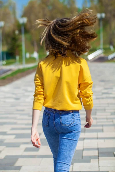 Arrière Vue Blonde Modèle Cheveux Jeans Bleu Parc Été Plein — Photo