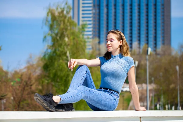 Retrato Una Joven Hermosa Rubia Jeans Azules Parque Verano Aire —  Fotos de Stock