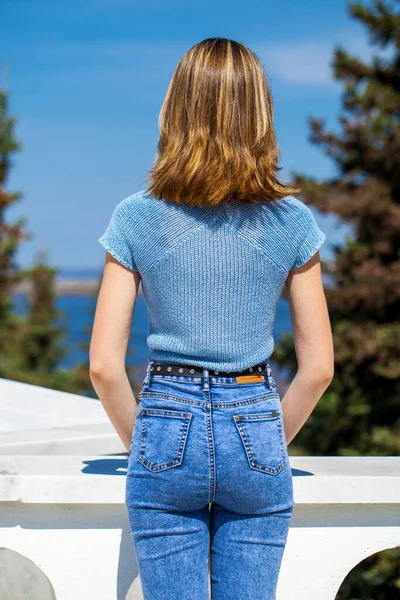 Voltar Visão Traseira Modelo Cabelo Loiro Jeans Azul Parque Verão — Fotografia de Stock