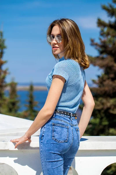 Arkadan Bakıldığında Mavi Kot Pantolonlu Sarışın Manken Yaz Parkı Açık — Stok fotoğraf