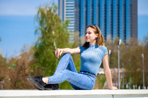 Retrato Uma Jovem Linda Menina Loira Jeans Azul Parque Verão Imagens De Bancos De Imagens Sem Royalties