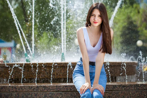 Portrait Young Beautiful Girl Posing Backdrop City Fountain — Stock Photo, Image