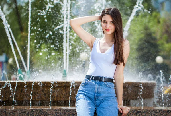 Portrait Young Beautiful Girl Posing Backdrop City Fountain — Stock Photo, Image