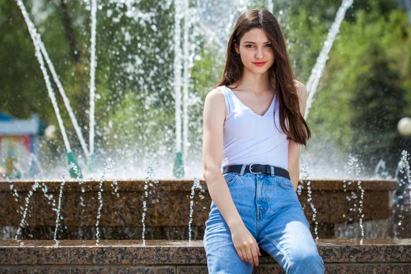 Portrait Young Beautiful Girl Posing Backdrop City Fountain — Stock Photo, Image