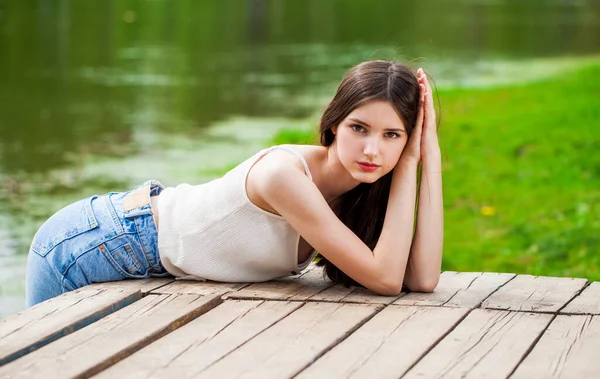 Portret Młodej Pięknej Dziewczyny Pozowaniu Tle Stawu Letnim Parku — Zdjęcie stockowe