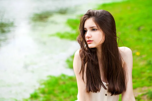 Retrato Uma Jovem Linda Menina Morena Posando Parque Verão — Fotografia de Stock