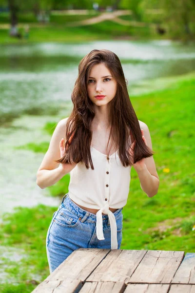 Retrato Uma Jovem Menina Bonita Posar Contra Fundo Uma Lagoa — Fotografia de Stock