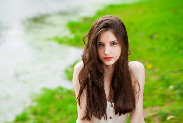 Portret Van Een Jong Mooi Brunette Meisje Poseren Zomer Park — Stockfoto