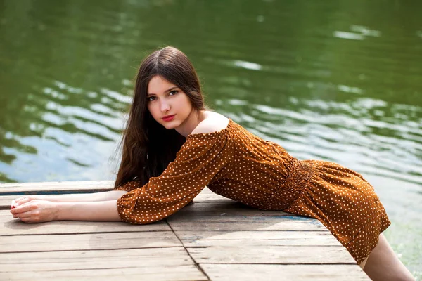 Kahverengi Elbiseli Güzel Bir Kadının Portresi Bir Yaz Parkındaki Gölün — Stok fotoğraf