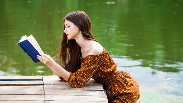 Jeune Belle Fille Brune Lisant Livre Dans Parc Été — Photo