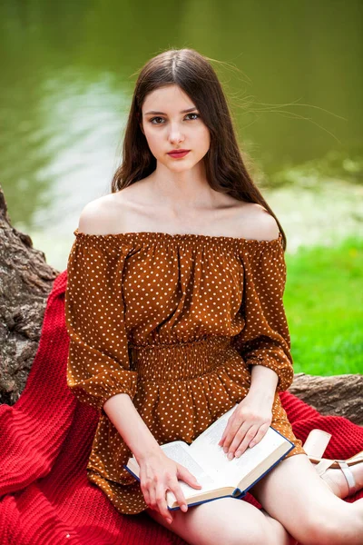 Joven Hermosa Chica Con Libro Descansando Parque Verano —  Fotos de Stock