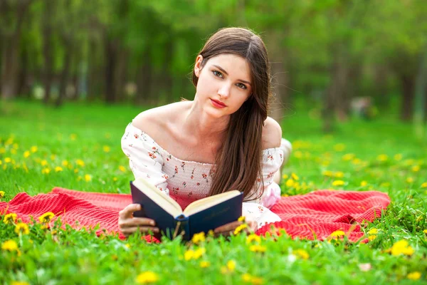 Young Beautiful Girl Book Resting Summer Park — Stock Photo, Image