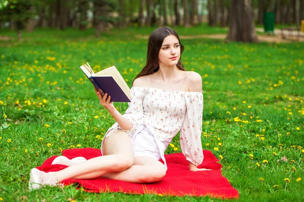 Menina Bonita Nova Com Livro Descansando Parque Verão — Fotografia de Stock