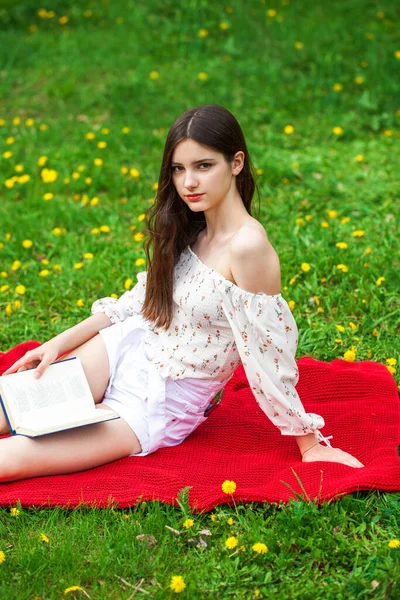 Joven Hermosa Chica Con Libro Descansando Parque Verano —  Fotos de Stock