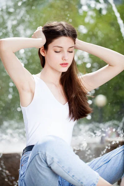 Retrato Una Joven Hermosa Posando Sobre Telón Fondo Una Fuente Imagen de stock