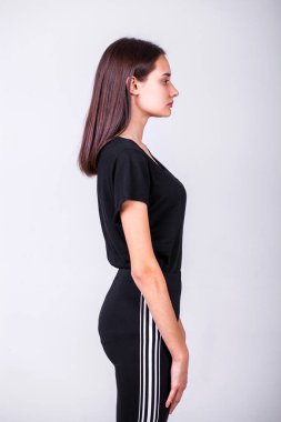 Gri arka planda izole edilmiş güzel esmer kadın portresi.