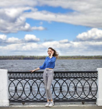 Saç arkası görünümü. Esmer bir kadın, stüdyo içinde.