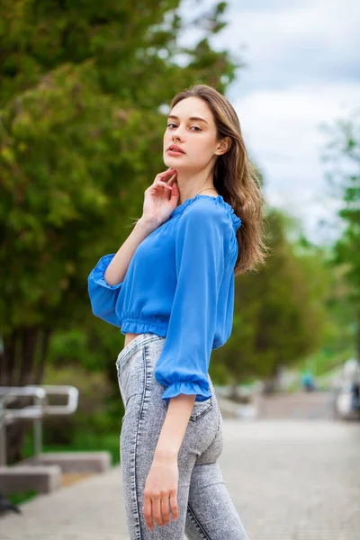 Menina Morena Bonita Nova Uma Blusa Azul Jeans Cinza Parque — Fotografia de Stock