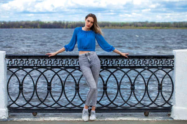 Retrato Comprimento Total Uma Jovem Menina Elegante Blusa Azul Jeans — Fotografia de Stock