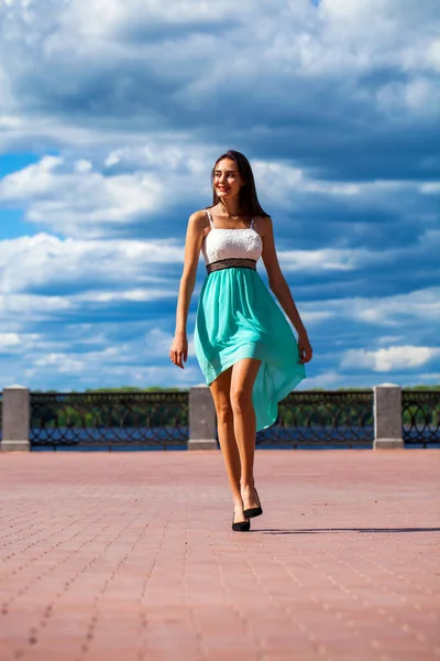 Teljes Hosszúságú Portré Fiatal Gyönyörű Lány Türkiz Ruhában Sétál Végig — Stock Fotó