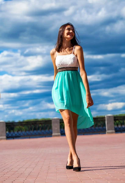 Retrato Comprimento Total Menina Bonita Nova Vestido Turquesa Caminha Longo — Fotografia de Stock