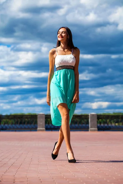 Retrato Cuerpo Entero Joven Hermosa Chica Vestido Color Turquesa Camina — Foto de Stock