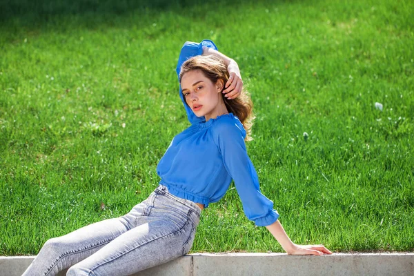 Młoda Piękna Brunetka Niebieskiej Bluzce Szarych Dżinsach Letni Park Świeżym — Zdjęcie stockowe
