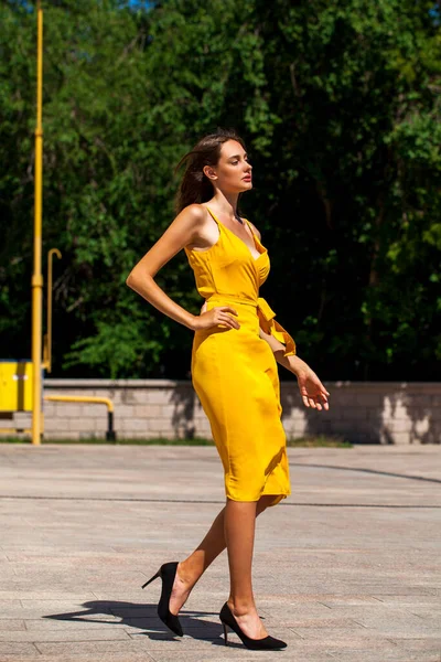 一个身穿黄色衣服的年轻漂亮女子的全身像 夏园室外 — 图库照片