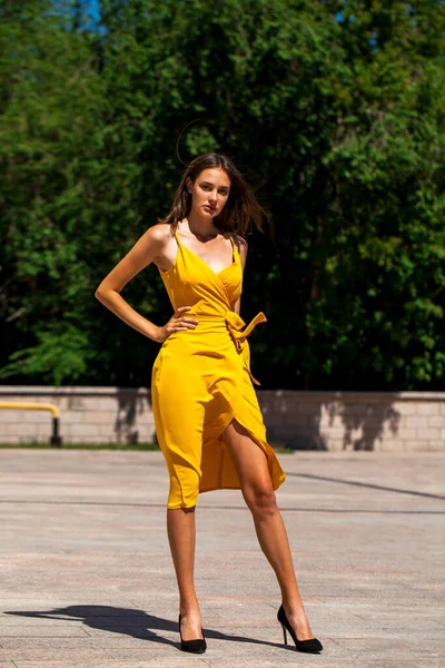 Retrato Corpo Inteiro Uma Jovem Mulher Bonita Vestido Amarelo Parque — Fotografia de Stock