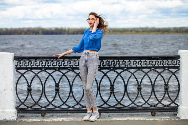 Zpětný Pohled Zblízka Brunetky Žena Studio Uvnitř — Stock fotografie