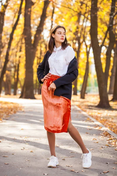 Helkroppsporträtt Ung Brunett Kvinna Orange Kjol Promenader Höstparken — Stockfoto