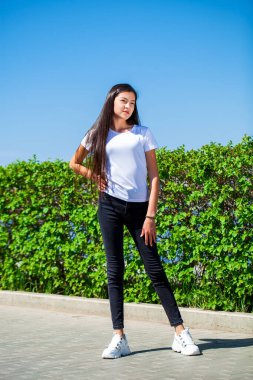 Bir yaz parkında genç ve güzel bir kızın portresi.