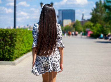 Bir yaz parkında genç ve güzel bir kızın portresi.