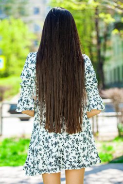 Bir yaz parkında genç ve güzel bir kızın portresi.