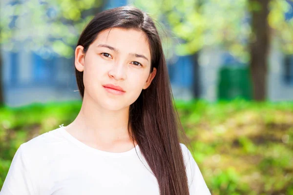 Portret Van Een Jong Mooi Tienermeisje Een Zomerpark — Stockfoto