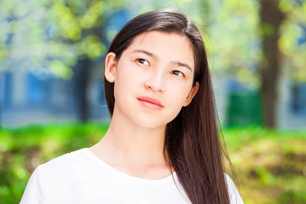 Portret Van Een Jong Mooi Tienermeisje Een Zomerpark — Stockfoto