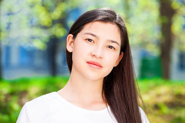 Portret Van Een Jong Mooi Tienermeisje Een Zomerpark — Stockfoto