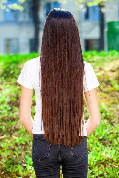 Porträt Einer Jungen Schönen Teenagerin Einem Sommerpark — Stockfoto