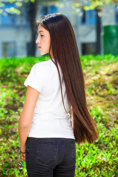 Porträtt Ung Vacker Tonårstjej Sommarpark — Stockfoto